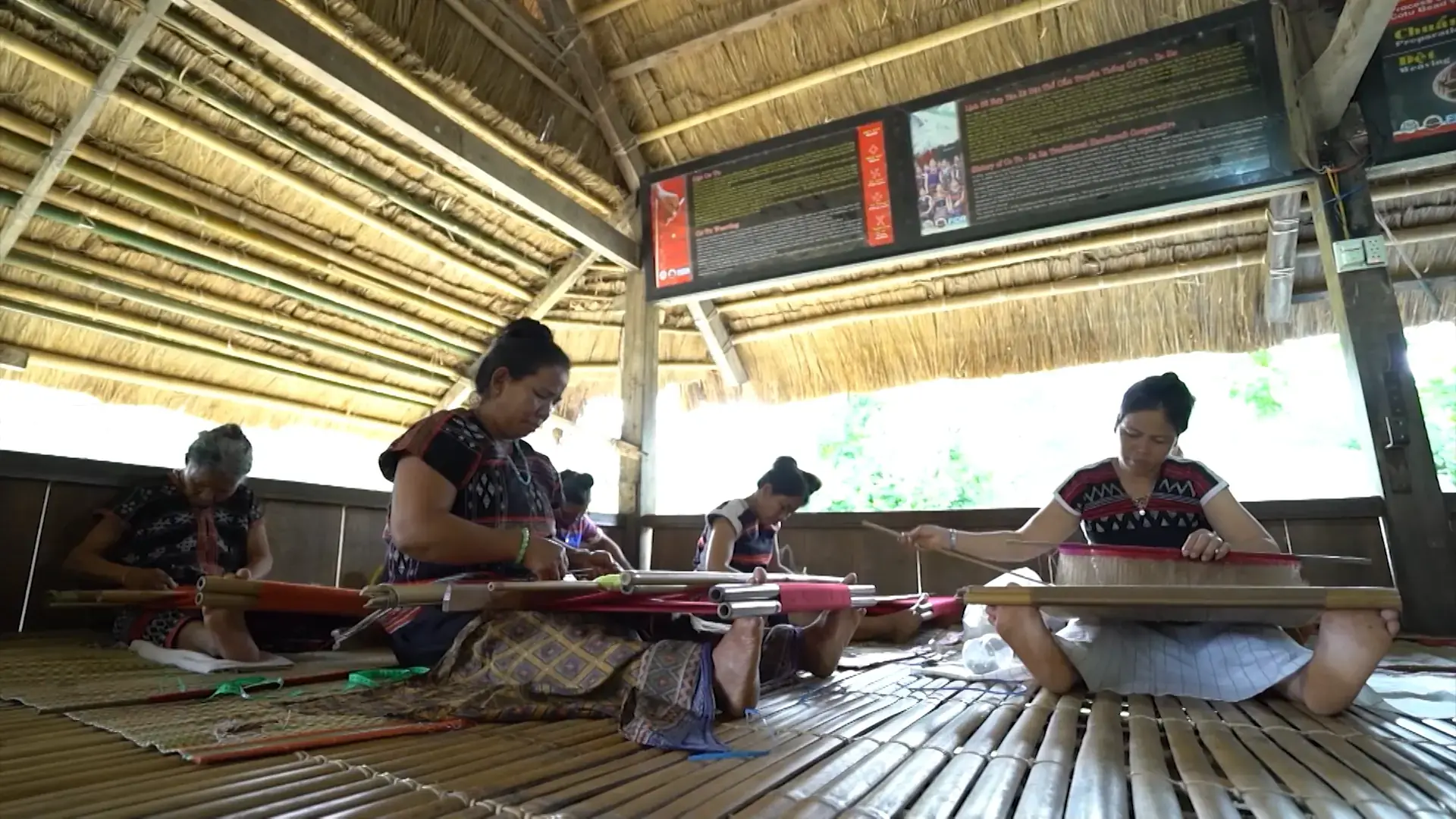 Nghề dệt thổ cẩm dân tộc Cơ Tu | Trăm miền hội tụ | 05/09/2025